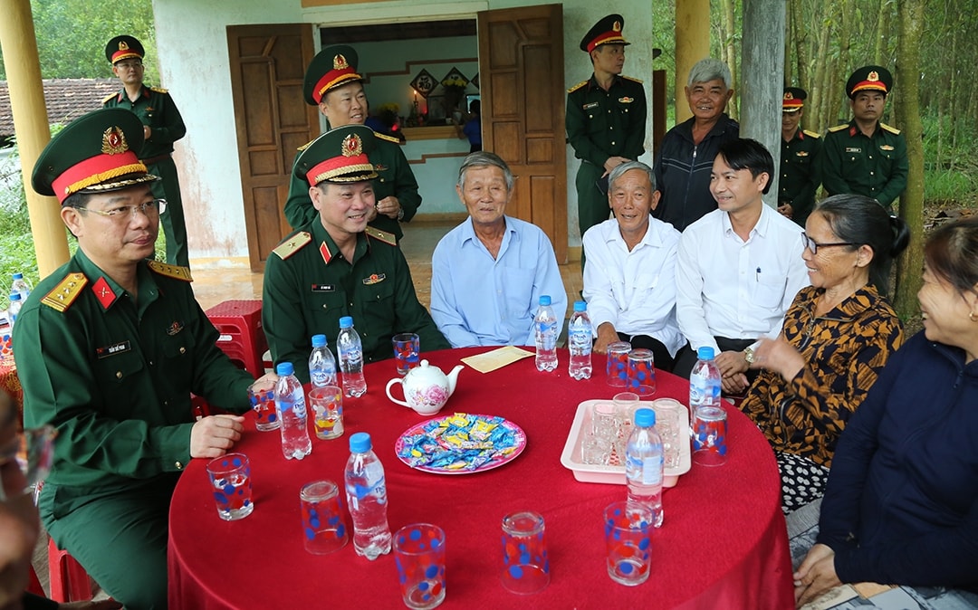 tu lenh quan khu 5 dang huong, tri an trung tuong pham kiet va Doi vien Doi du kich ba to hinh anh 3