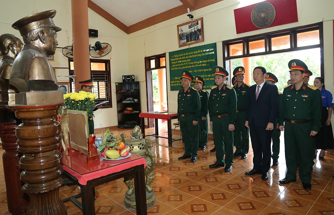 tu lenh quan khu 5 dang huong, tri an trung tuong pham kiet va Doi vien Doi du kich ba to hinh anh 1