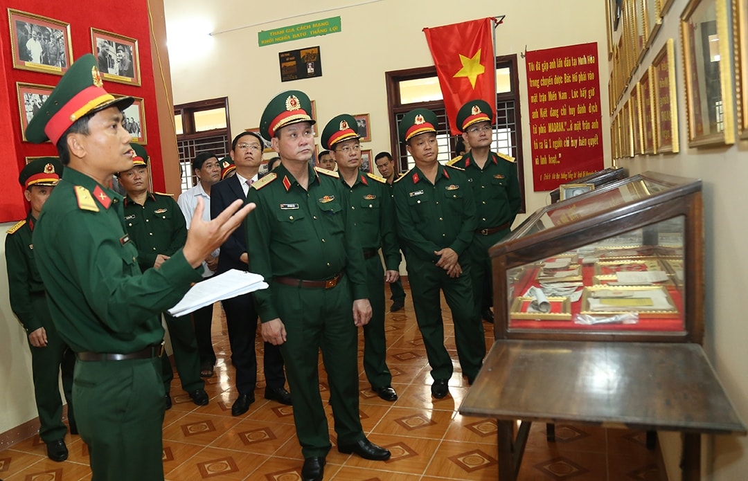 tu lenh quan khu 5 dang huong, tri an trung tuong pham kiet va Doi vien Doi du kich ba to hinh anh 2