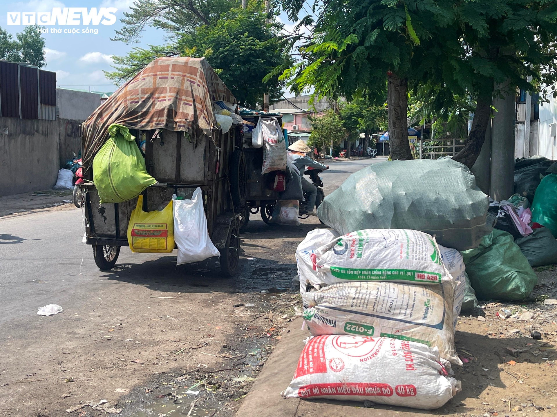 Thu gom rác dân lập địa bàn huyện Hóc Môn, TP.HCM. (Ảnh: Thế Bình)