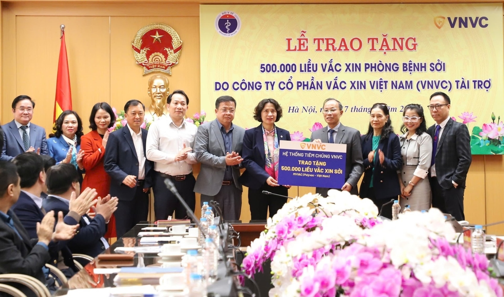 ThS.BS Nghiêm Trần Dũng, đại diện Hệ thống Tiêm chủng VNVC, trao tặng 500.000 liều vaccine sởi (MVVAC) cho Thứ trưởng Bộ Y tế Nguyễn Thị Liên Hương.