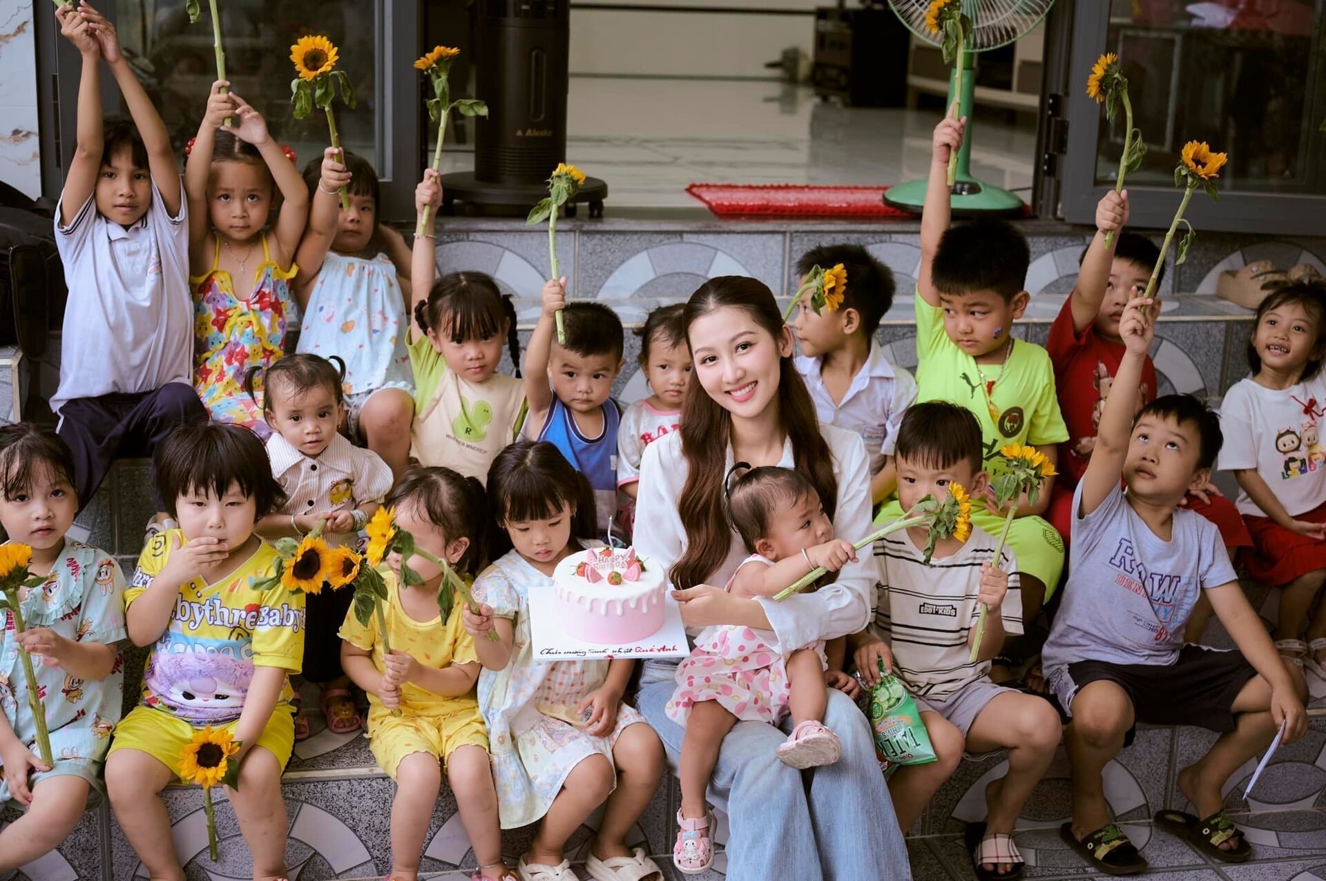 Sao Việt 18/3: Hoa hậu Quế Anh đăng ký hiến tạng, Công Lý khoe ảnh hiếm thời trẻ - 1