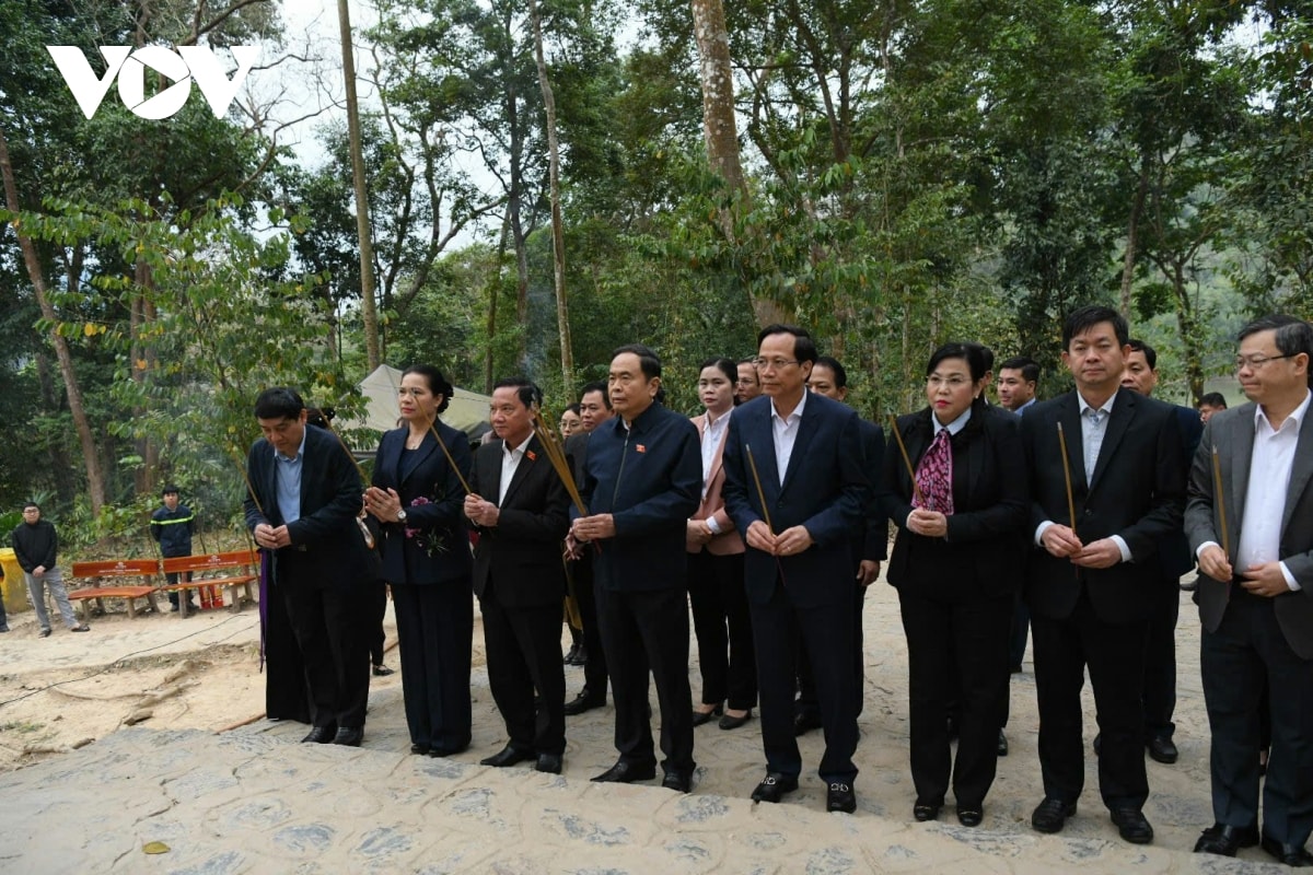 chủ tịch quốc hội dâng hương tại khu di tích lịch sử quốc gia đặc biệt tân trào hình ảnh 2 chu tich quoc hoi dang huong tai khu di tich lich su quoc gia dac biet tan trao hinh anh 2