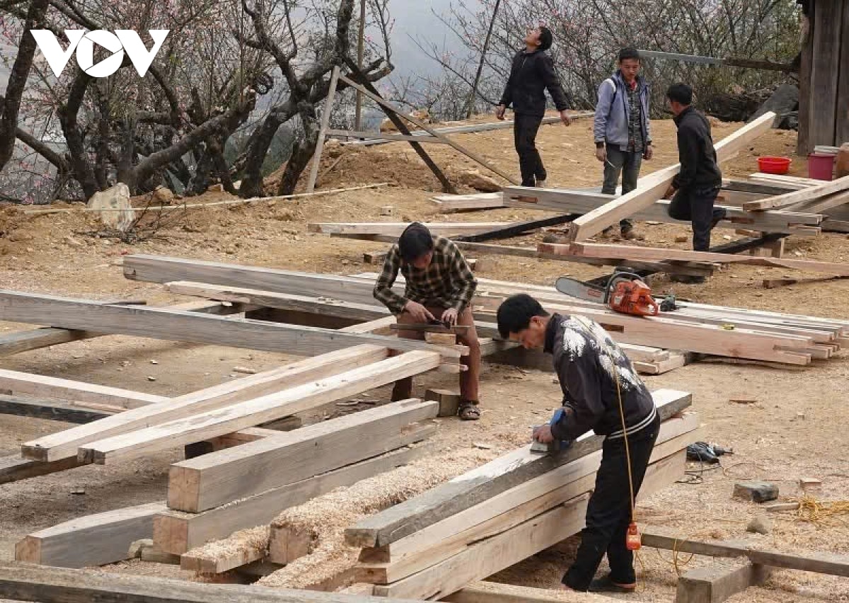 gần 70 số nhà tạm ở yên bái đã được khởi công sửa chữa, làm mới hình ảnh 1 gan 70 so nha tam o yen bai da duoc khoi cong sua chua, lam moi hinh anh 1