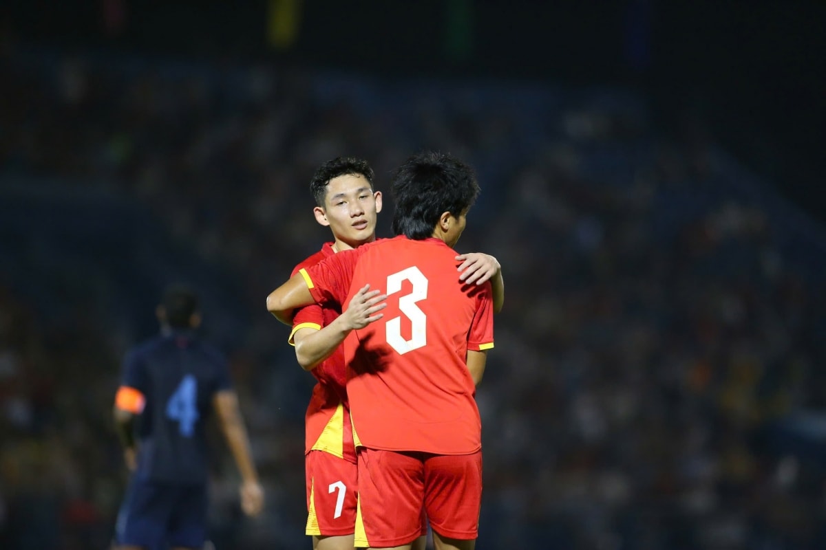 du am Dt viet nam 2-1 Dt campuchia hlv kim sang sik va noi nho xuan son hinh anh 2