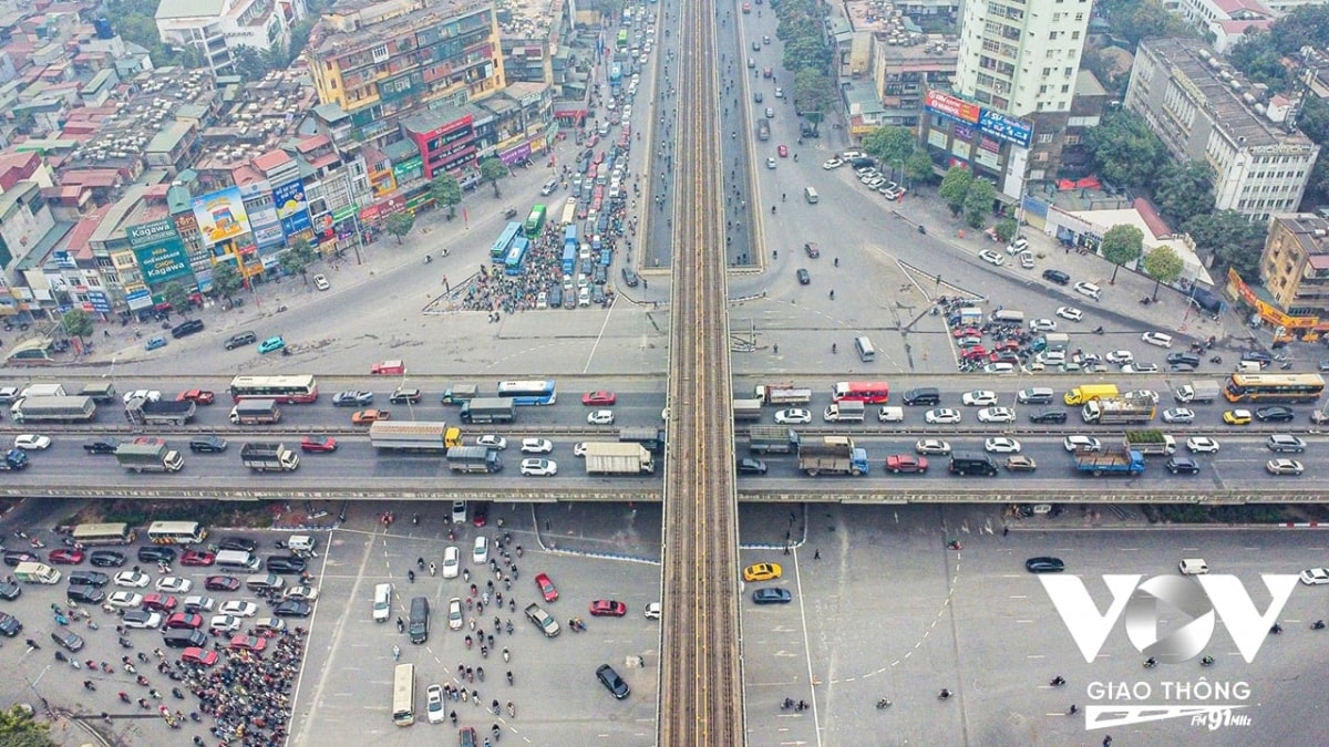 a7-nut-giao-4-tang-nguyen-trai-khuat-duy-tien-nguyen-xien-tu-lau-da-tro-thanh-diem-nong-un-u-trien-mien-tai-ha-noi-nhieu-y-kien-cho-rang-giam-le-thuoc-xe-ca-nhan-phat-trien-gtcc-moi-la-loi-thoat-cho-un-t-0737-.jpg