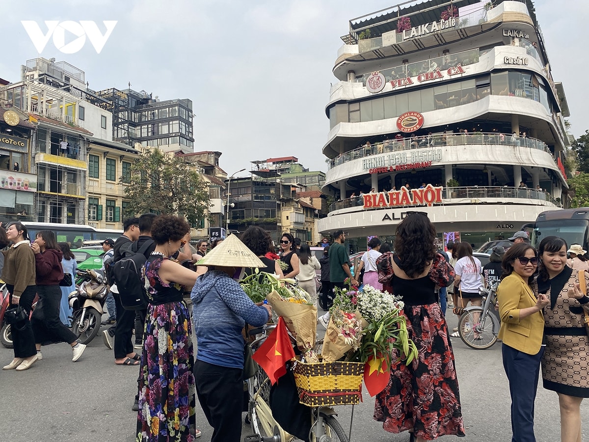 phot lo canh bao, nguoi dan van tiep tuc tu tap check-in ben ham ca map hinh anh 4