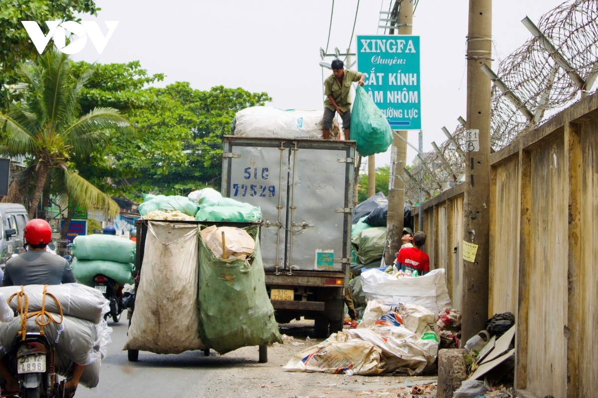 nguoi dan tp.hcm vat va muu sinh giua tiet troi nang nong hinh anh 11