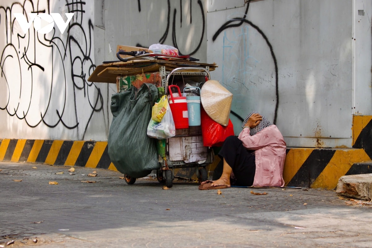 nguoi dan tp.hcm vat va muu sinh giua tiet troi nang nong hinh anh 14