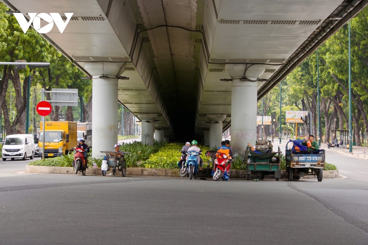 nguoi dan tp.hcm vat va muu sinh giua tiet troi nang nong hinh anh 15