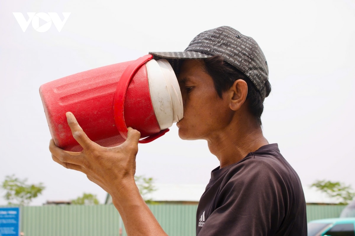 nguoi dan tp.hcm vat va muu sinh giua tiet troi nang nong hinh anh 5