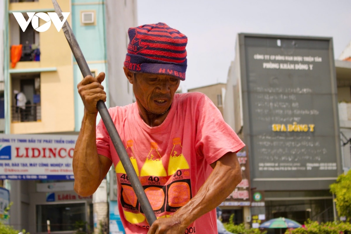 nguoi dan tp.hcm vat va muu sinh giua tiet troi nang nong hinh anh 3