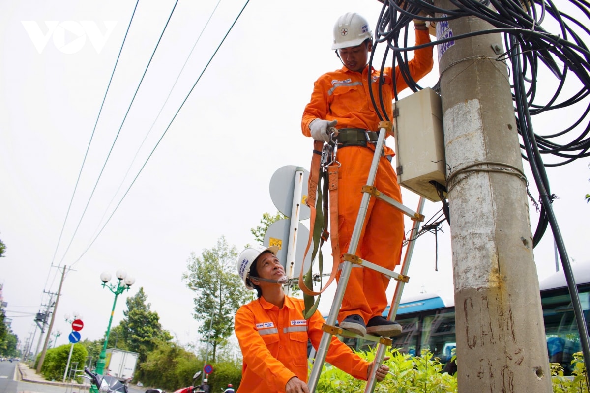 nguoi dan tp.hcm vat va muu sinh giua tiet troi nang nong hinh anh 7