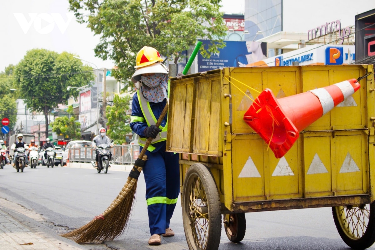 nguoi dan tp.hcm vat va muu sinh giua tiet troi nang nong hinh anh 9