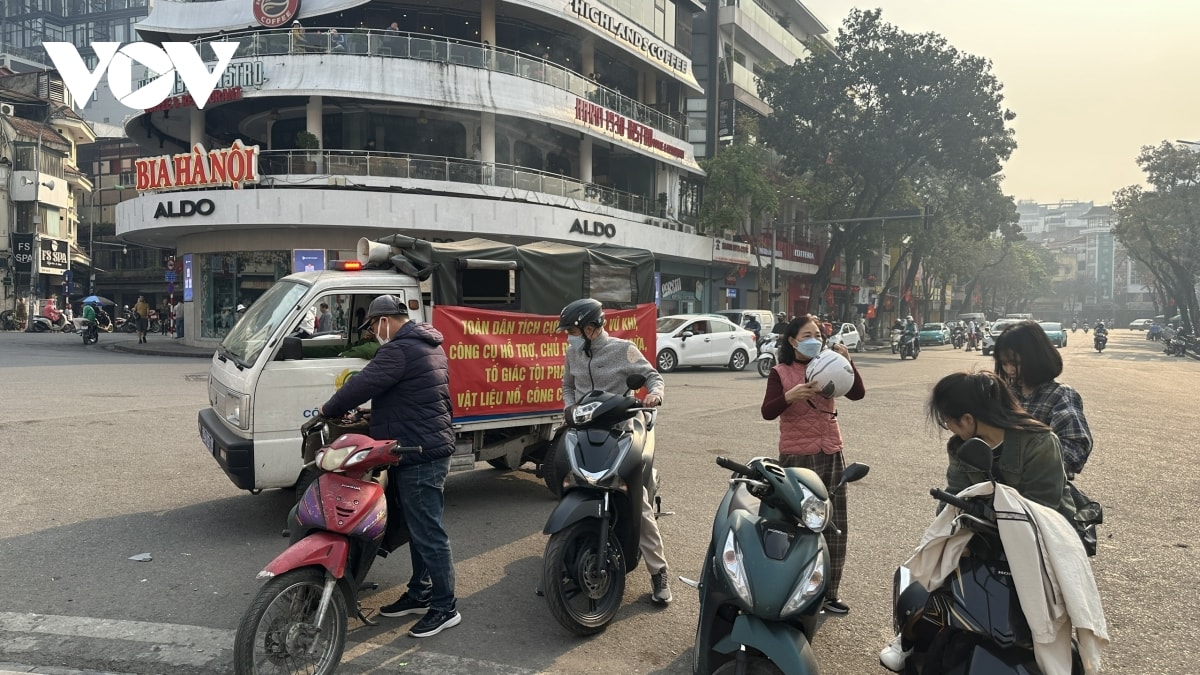 phot lo canh bao, nguoi dan van tiep tuc tu tap check-in ben ham ca map hinh anh 6