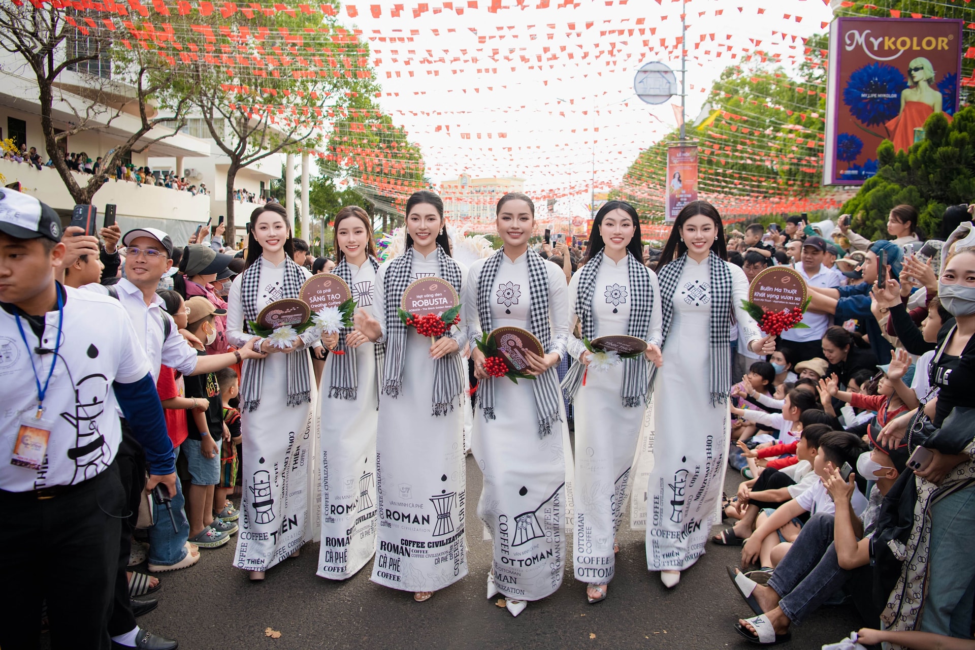 Hoa hậu Ngọc Châu, Thu Uyên, Đoàn Thu Thuỷ, Người đẹp Ngọc Mai, Hoa khôi Vũ Như Quỳnh, Hoa khôi Tâm Anh Thy xuất hiện đầy rạng rỡ trên đường phố Buôn Ma Thuột.