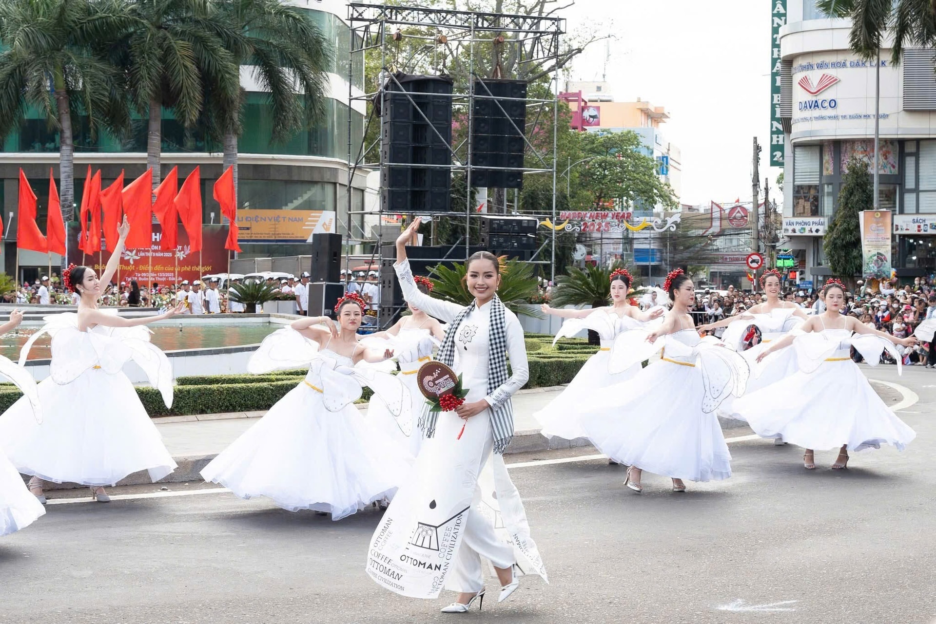 Hoa hậu Ngọc Châu xuất hiện đầy rạng rỡ trên Đường phố phố Buôn Ma Thuột.