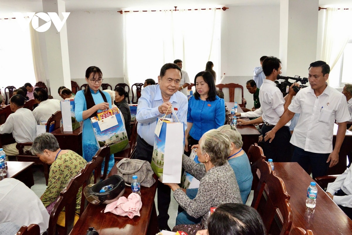 chu tich quoc hoi tiep xuc cu tri tai tinh hau giang hinh anh 4