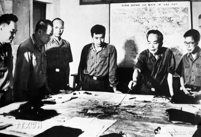 Đại tướng Võ Nguyên Giáp cùng các đồng chí trong Quân ủy Trung ương duyệt phương án tác chiến Chiến dịch Hồ Chí Minh. (Ảnh tư liệu: TTXVN)