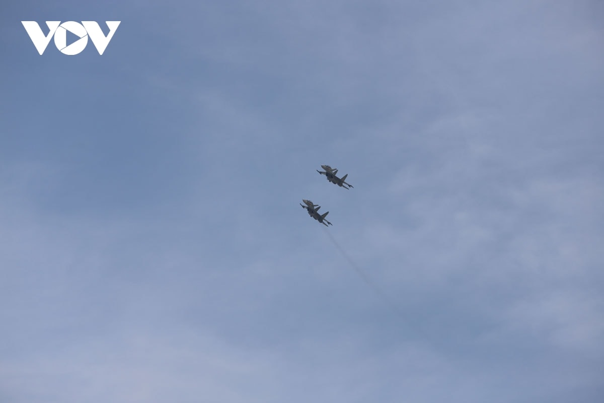 may bay yak130 va su-30mk2 nhao lon tren bau troi tp.hcm hinh anh 6