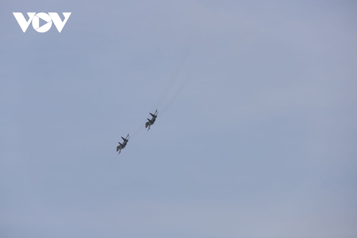may bay yak130 va su-30mk2 nhao lon tren bau troi tp.hcm hinh anh 5
