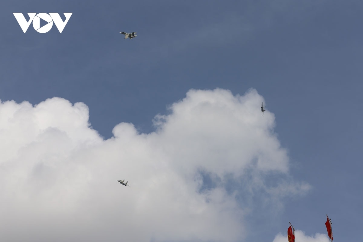 may bay yak130 va su-30mk2 nhao lon tren bau troi tp.hcm hinh anh 3