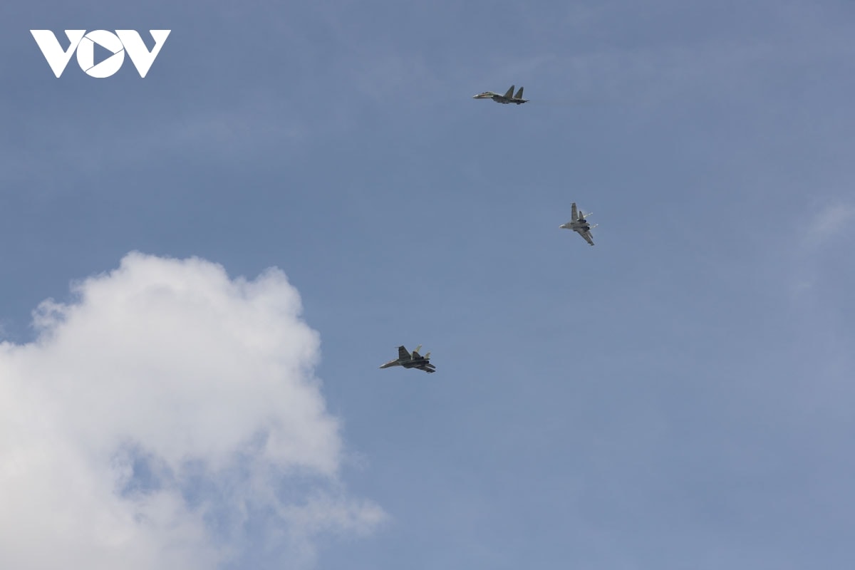 may bay yak130 va su-30mk2 nhao lon tren bau troi tp.hcm hinh anh 2