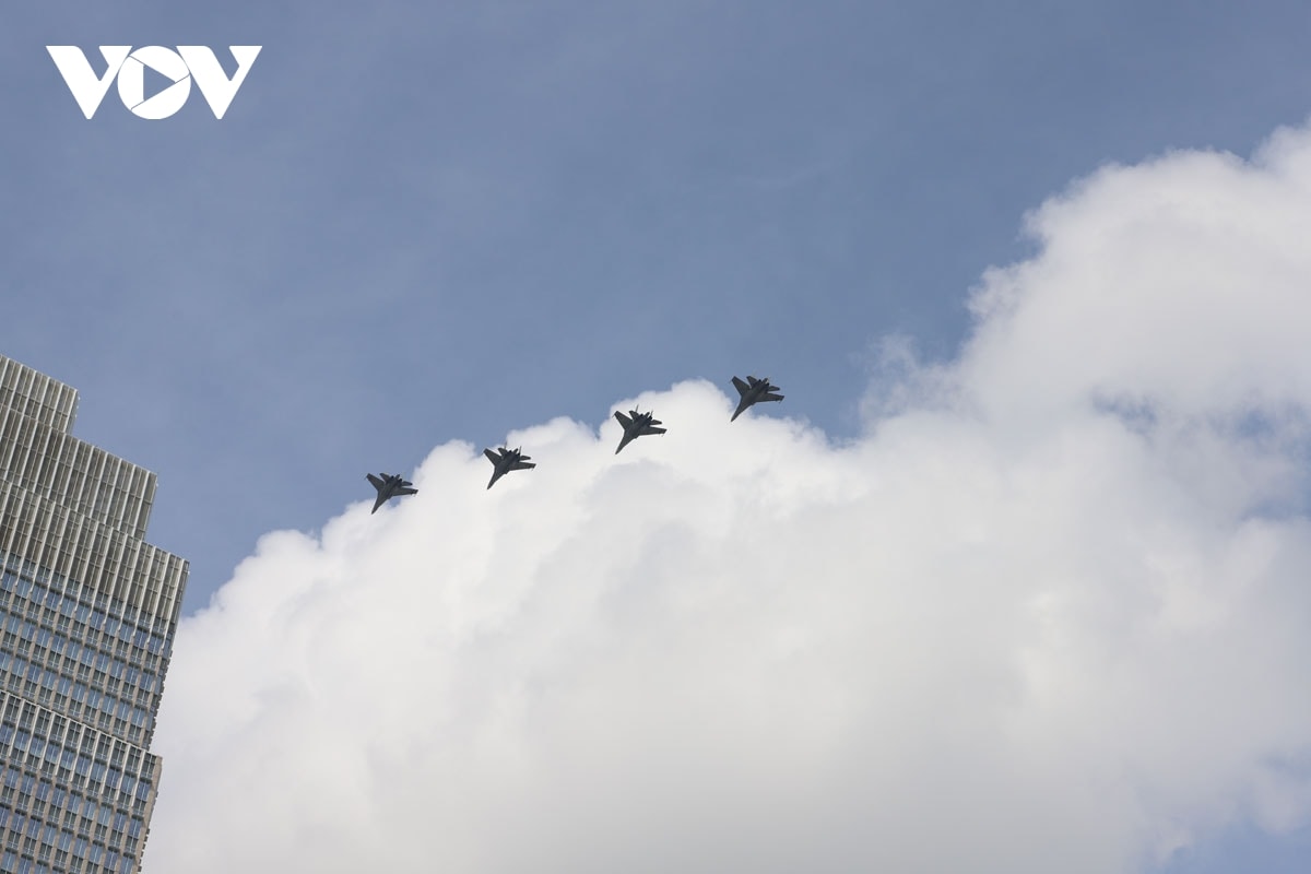may bay yak130 va su-30mk2 nhao lon tren bau troi tp.hcm hinh anh 1