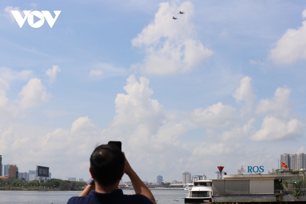 may bay yak130 va su-30mk2 nhao lon tren bau troi tp.hcm hinh anh 12