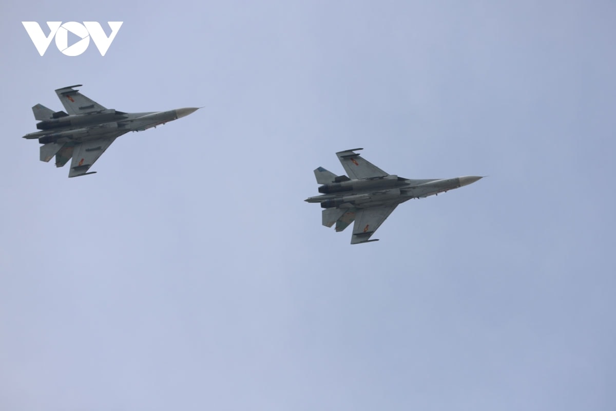 may bay yak130 va su-30mk2 nhao lon tren bau troi tp.hcm hinh anh 7