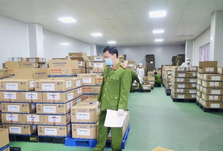 Cơ quan điều tra thu giữ hàng ngàn hộp sữa giả. (Nguồn ảnh: BCA)