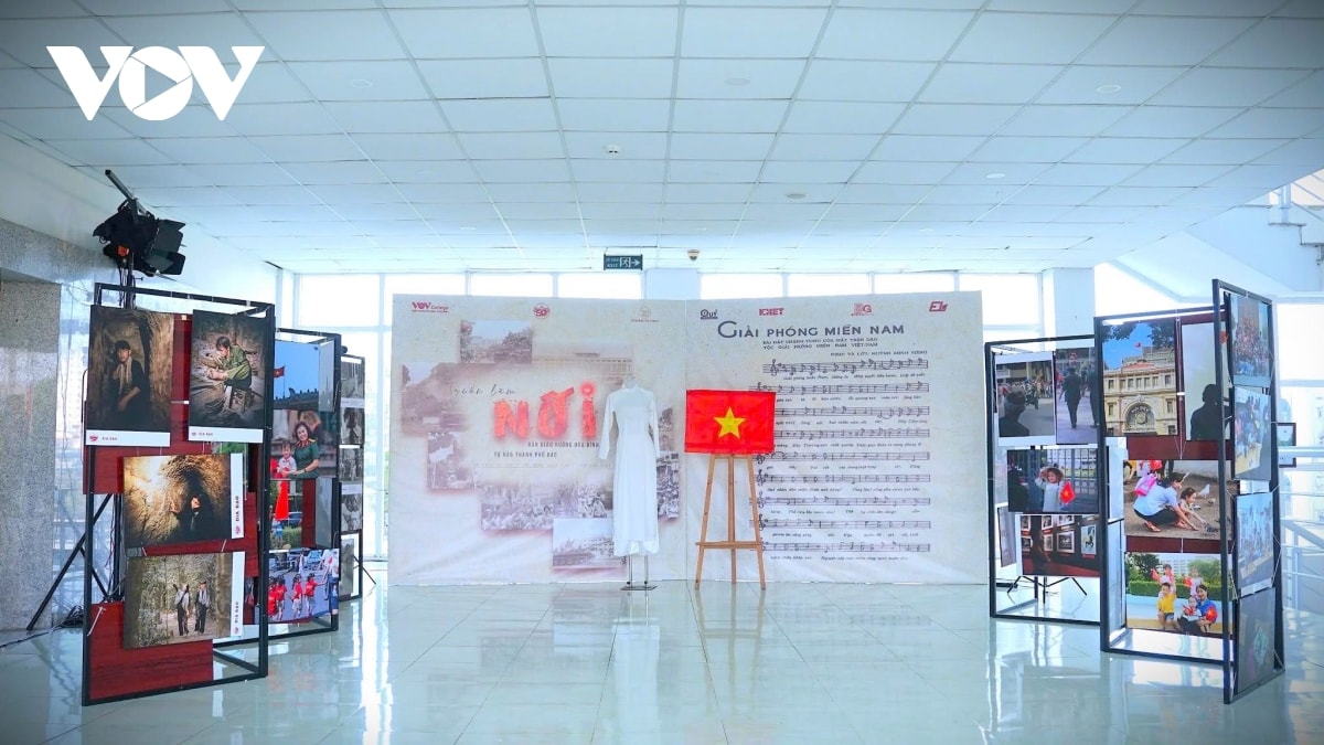  noi - ban giao huong hoa binh cua sinh vien truong cD phat thanh - truyen hinh ii hinh anh 1
