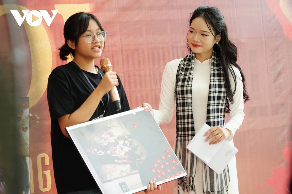  noi - ban giao huong hoa binh cua sinh vien truong cD phat thanh - truyen hinh ii hinh anh 12