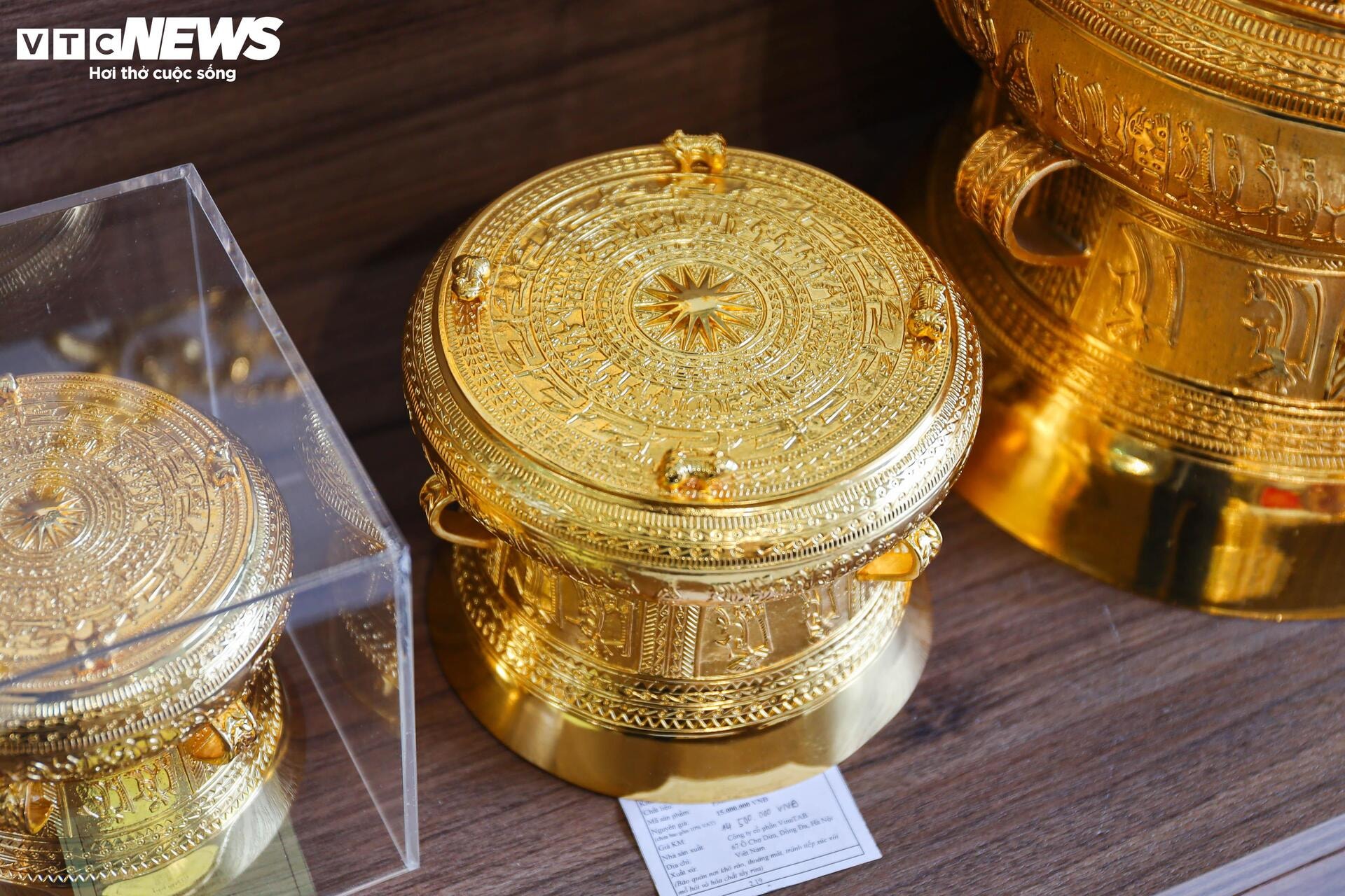 Những món quà đậm dấu ấn lịch sử hút khách dịp 30/4 - 6