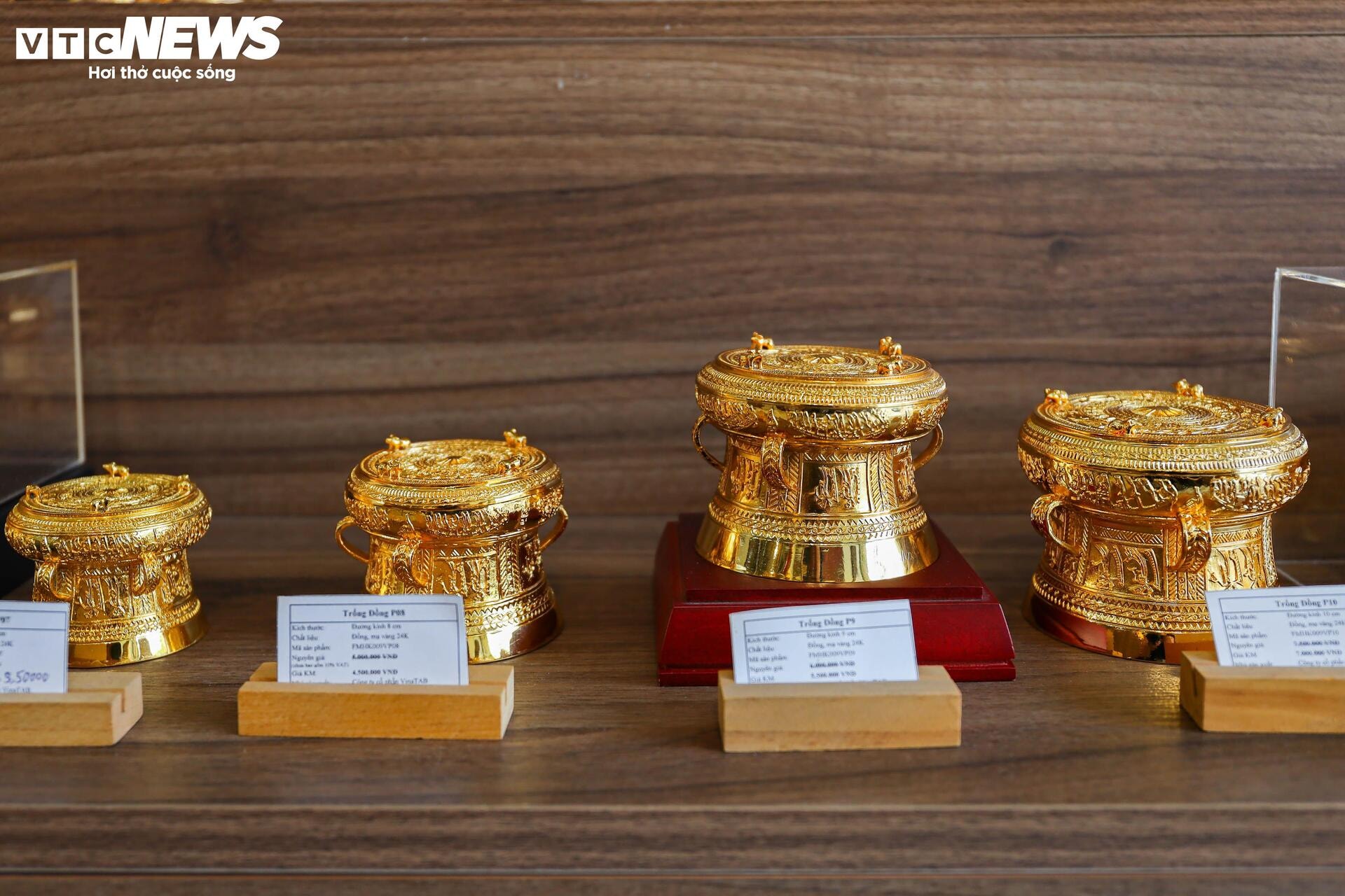 Những món quà đậm dấu ấn lịch sử hút khách dịp 30/4 - 5