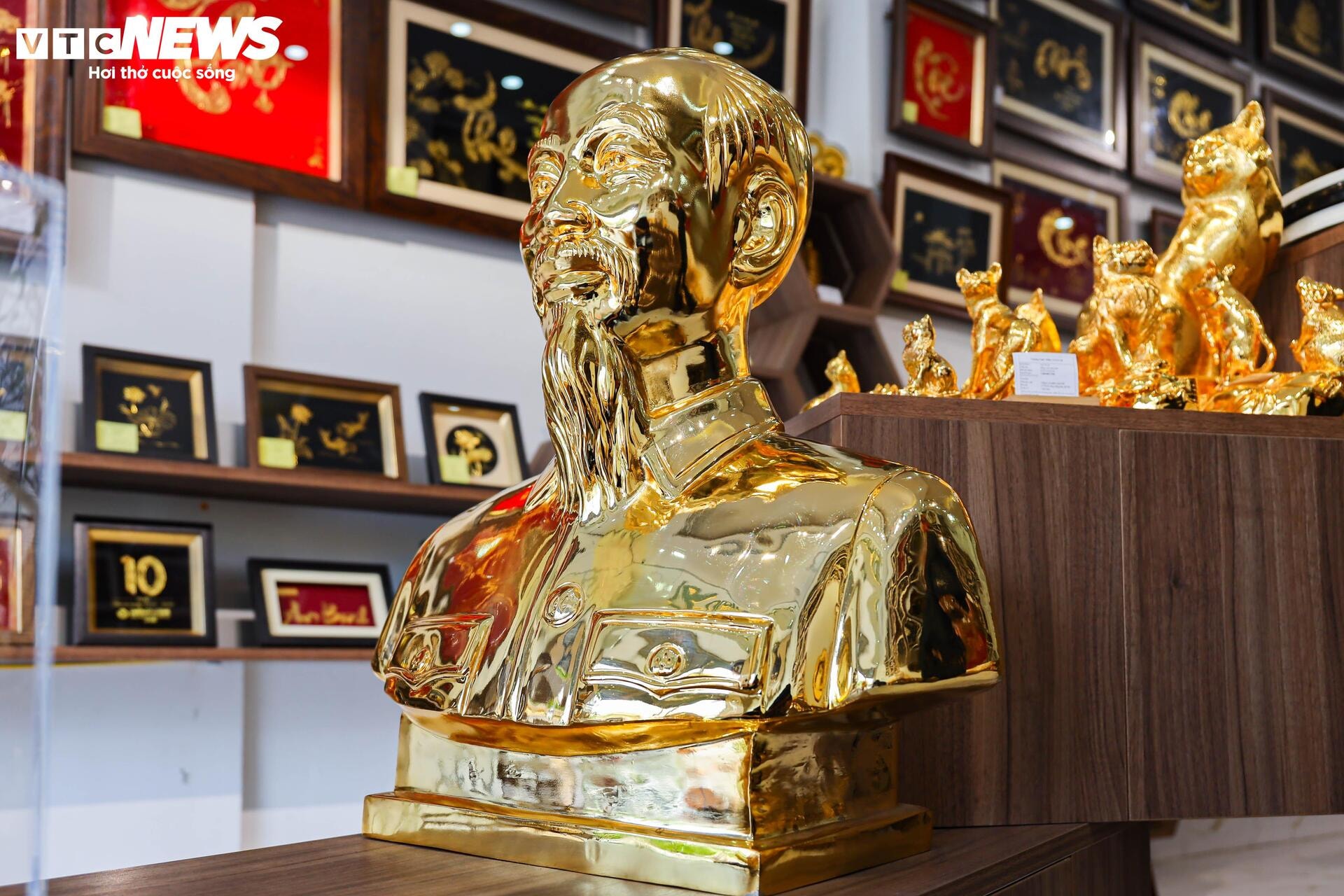 Những món quà đậm dấu ấn lịch sử hút khách dịp 30/4 - 9