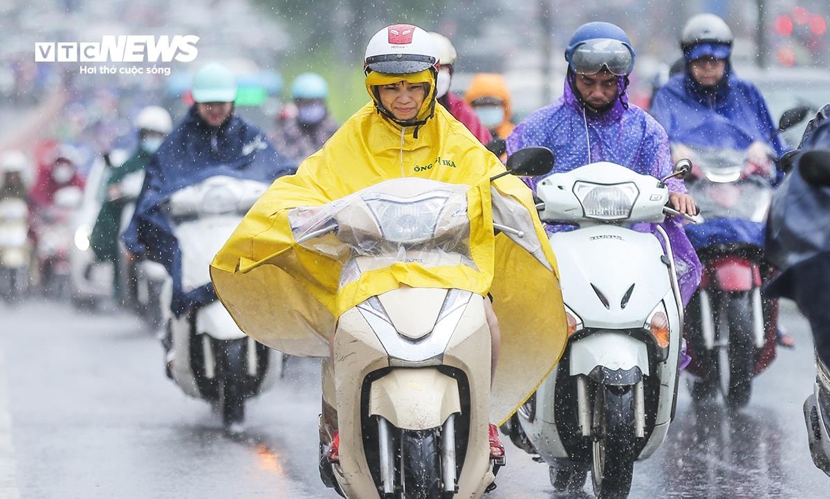 Miền Bắc hứng mưa dông sau những ngày nắng nóng, cục bộ mưa to. (Ảnh minh hoạ: Ngô Nhung)