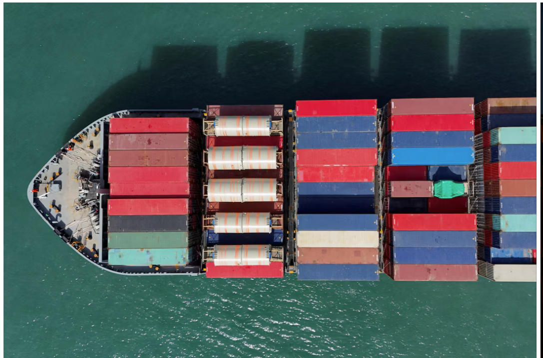 Tàu chở hàng tại Nhà ga container Kwai Tsing ở Hong Kong, Trung Quốc. (Ảnh: Reuters)
