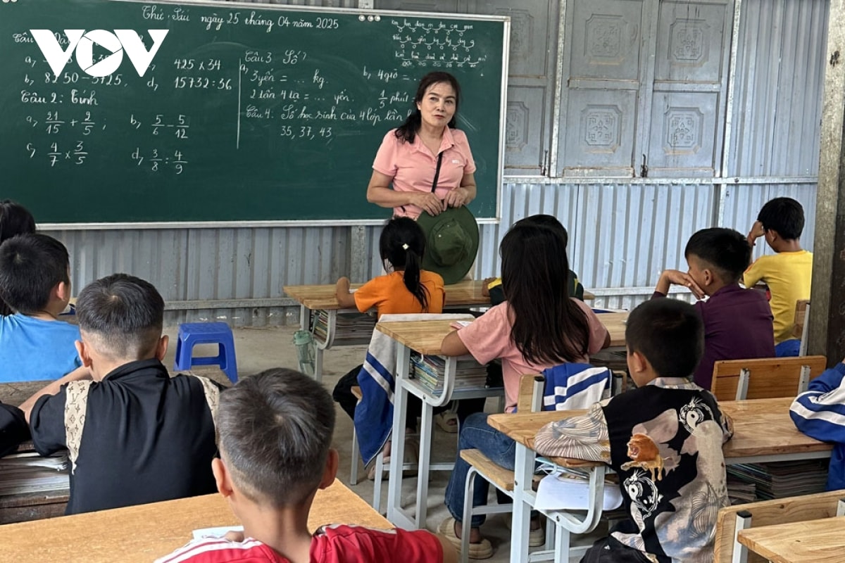 mon qua nghia tinh tu thu do den voi ho ngheo va hoc sinh vung kho lai chau hinh anh 2