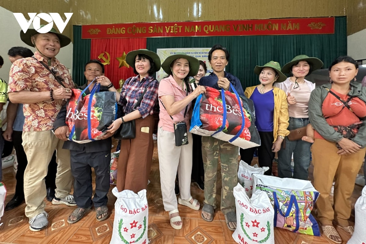 mon qua nghia tinh tu thu do den voi ho ngheo va hoc sinh vung kho lai chau hinh anh 4