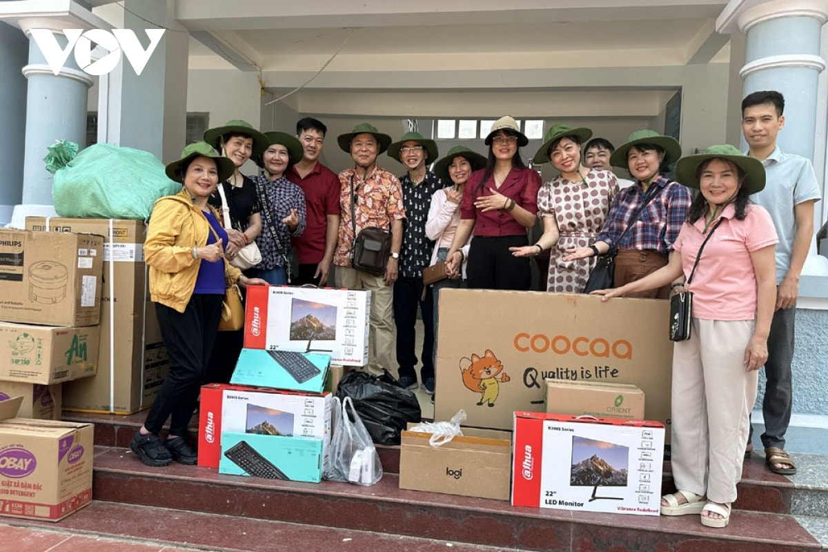 mon qua nghia tinh tu thu do den voi ho ngheo va hoc sinh vung kho lai chau hinh anh 5
