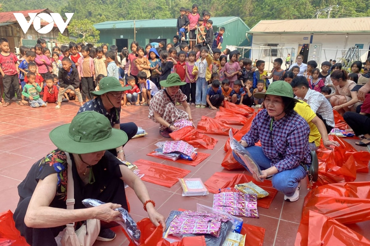mon qua nghia tinh tu thu do den voi ho ngheo va hoc sinh vung kho lai chau hinh anh 6