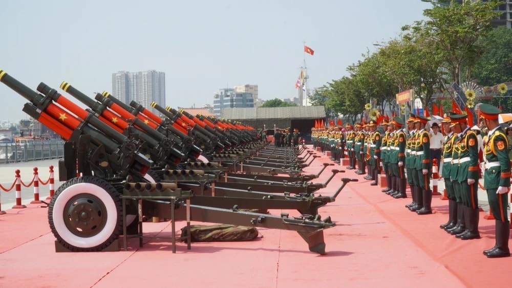 Dàn pháo tại bến Bạch Đằng. (Ảnh: TTXVN)