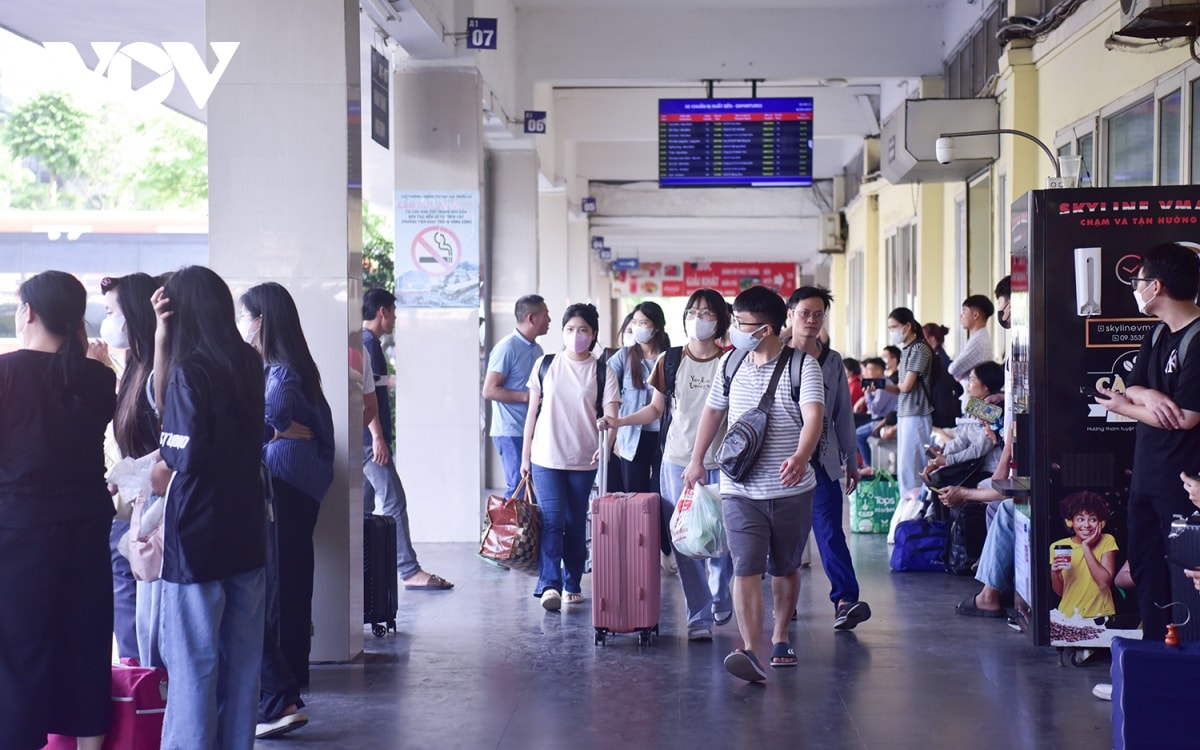 ben xe ha noi dong duc khi nguoi dan nuom nuop do ve que nghi le dip 30 4 - 1 5 hinh anh 17