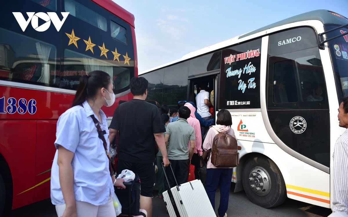 ben xe ha noi dong duc khi nguoi dan nuom nuop do ve que nghi le dip 30 4 - 1 5 hinh anh 7