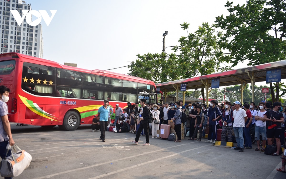ben xe ha noi dong duc khi nguoi dan nuom nuop do ve que nghi le dip 30 4 - 1 5 hinh anh 16