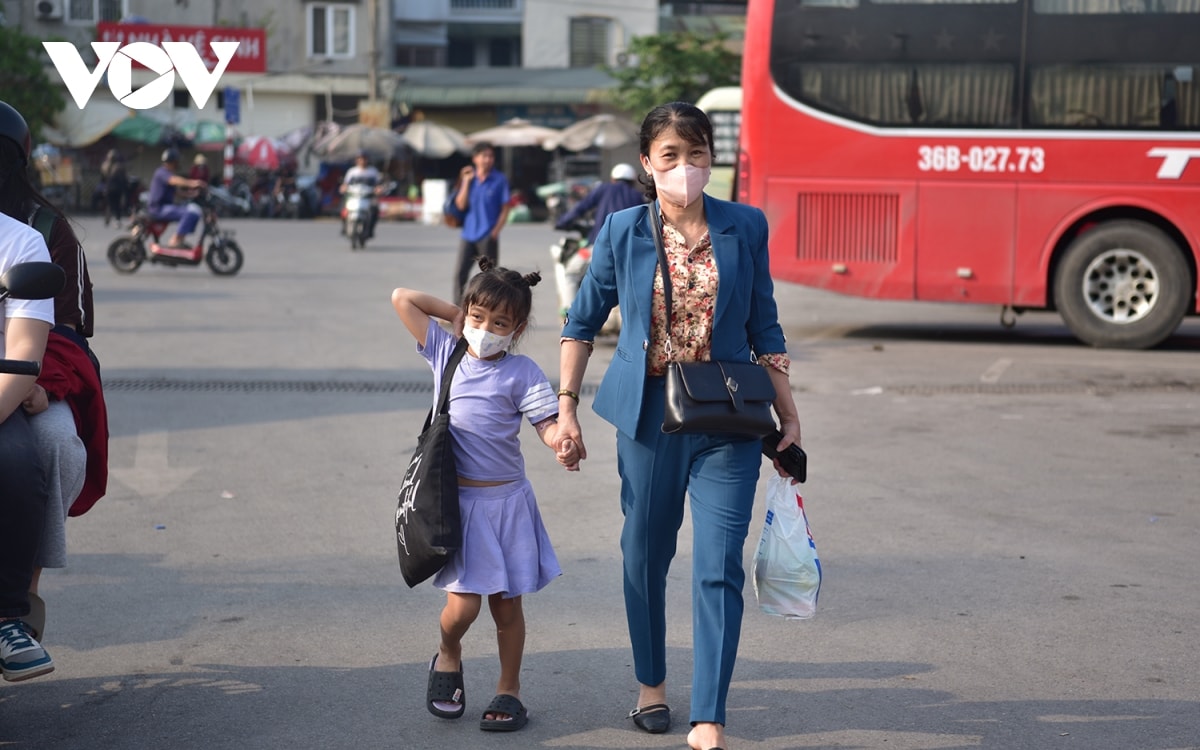 ben xe ha noi dong duc khi nguoi dan nuom nuop do ve que nghi le dip 30 4 - 1 5 hinh anh 14