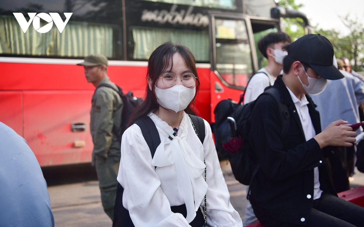 ben xe ha noi dong duc khi nguoi dan nuom nuop do ve que nghi le dip 30 4 - 1 5 hinh anh 9