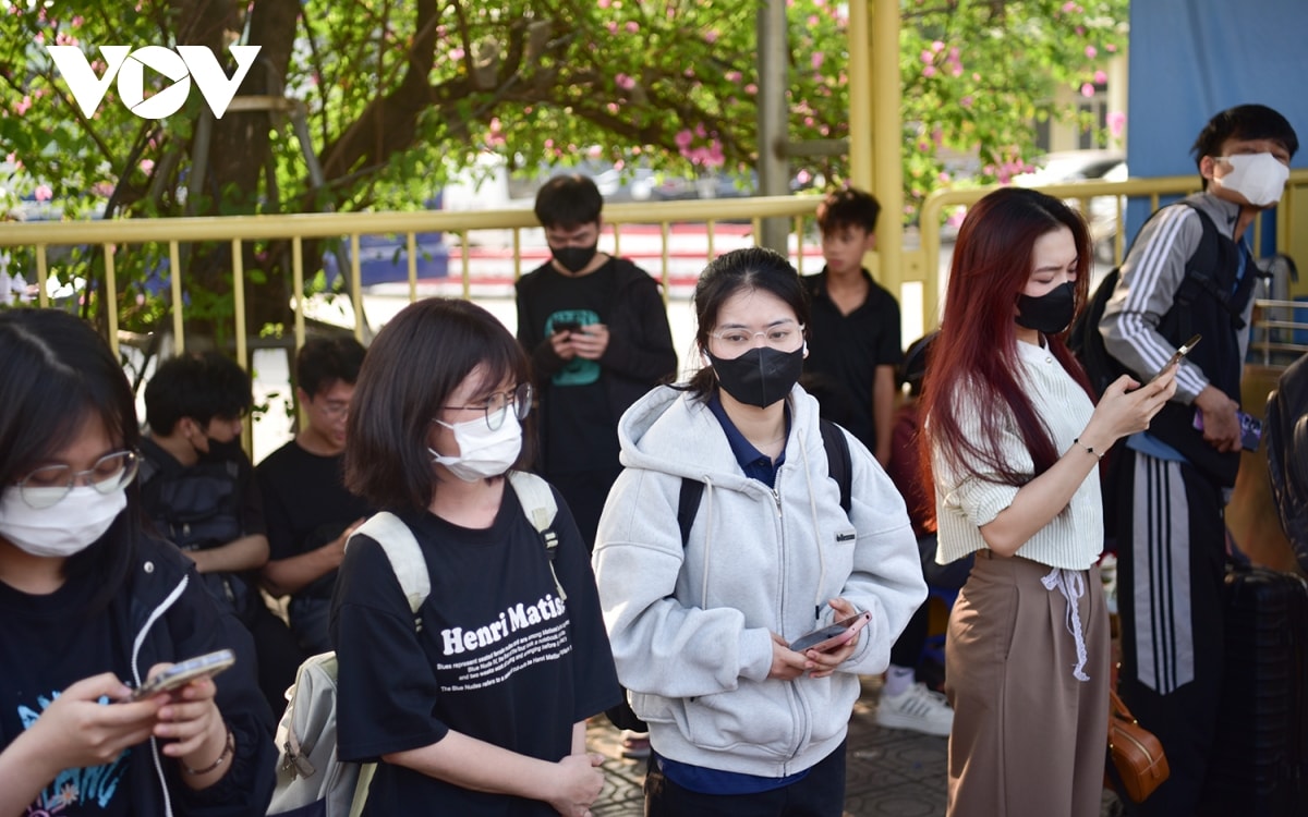 ben xe ha noi dong duc khi nguoi dan nuom nuop do ve que nghi le dip 30 4 - 1 5 hinh anh 10