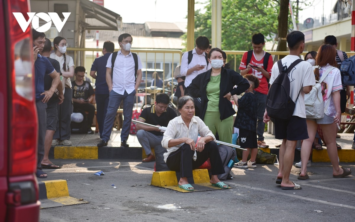 ben xe ha noi dong duc khi nguoi dan nuom nuop do ve que nghi le dip 30 4 - 1 5 hinh anh 12